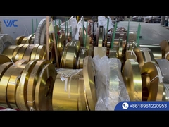 Медленный склад с ремнями. Выставка готовых изделий, вкус элегантности и прочности золота